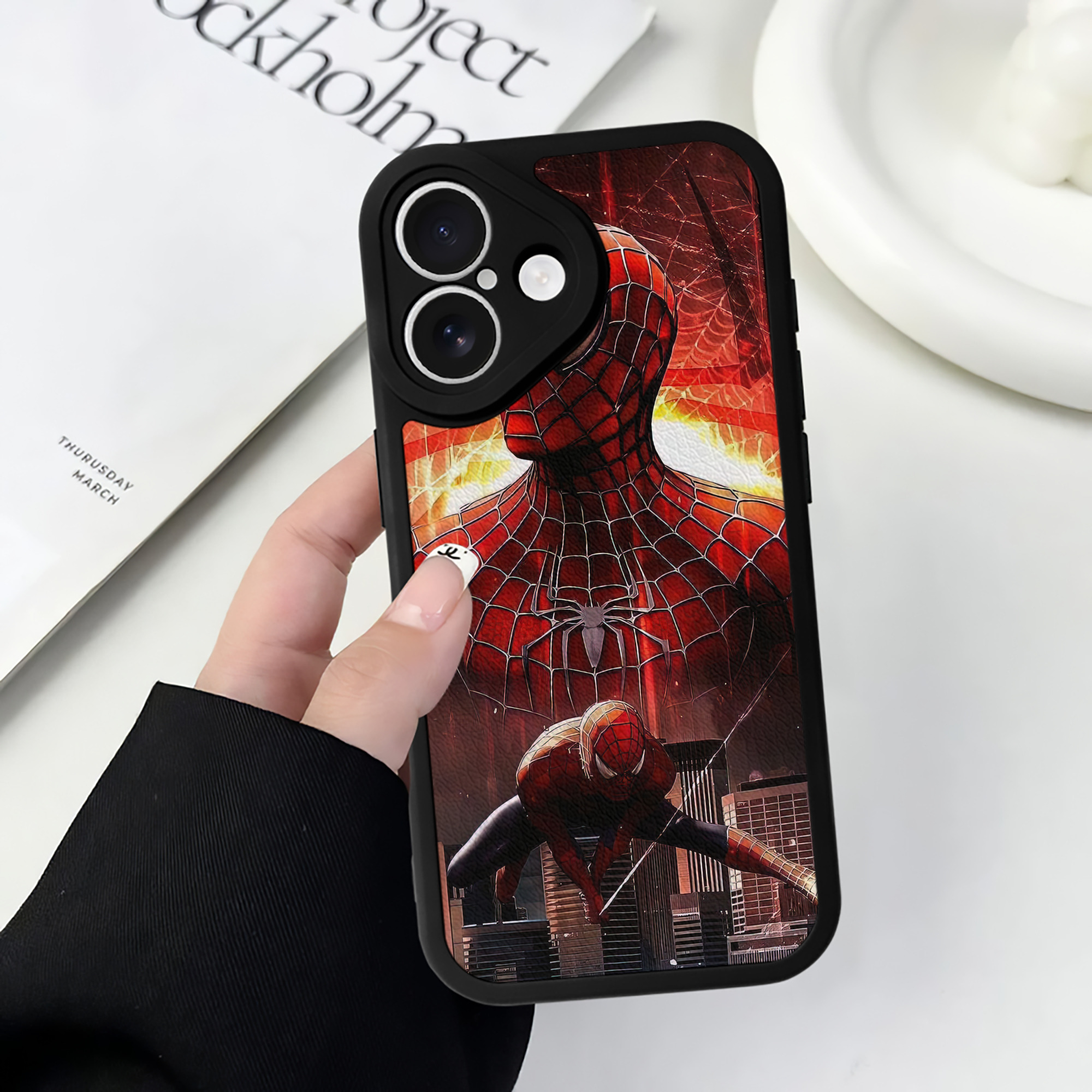 （画像用） Spider Man スパイダーマン 【iPhone 16シリーズ対応】シリコンスマホケース（レザー調） 材質：シリコン